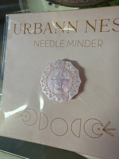 Urbann Nest - Needle Minder